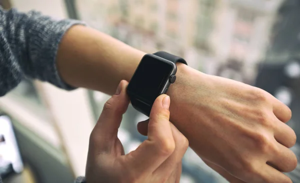 Die moderne intelligente Uhr auf der Hand der Frau — Stockfoto