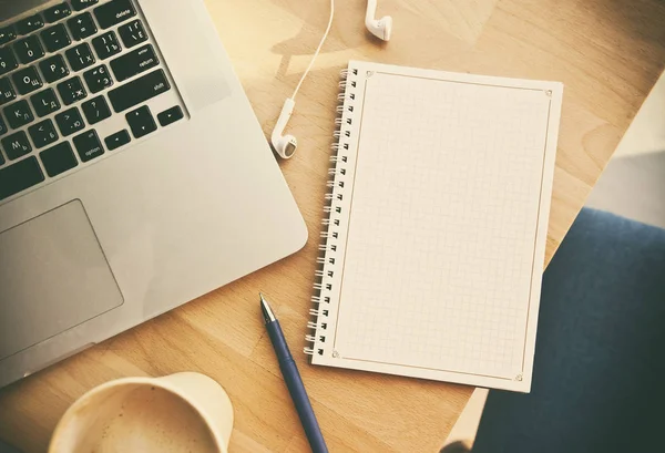 Bloc de notas, ordenador portátil y auriculares en el escritorio de madera — Foto de Stock