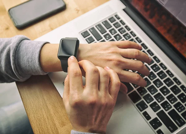 Los relojes inteligentes modernos en la mano de la mujer — Foto de Stock