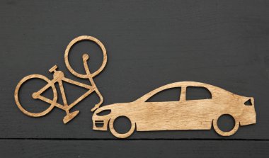 Tahta oyuncaklar, küçük bir araba ve arka planda bisiklet. Kavram  