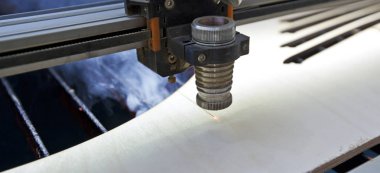 Lazer kesme makinesi tahta kesiyor.