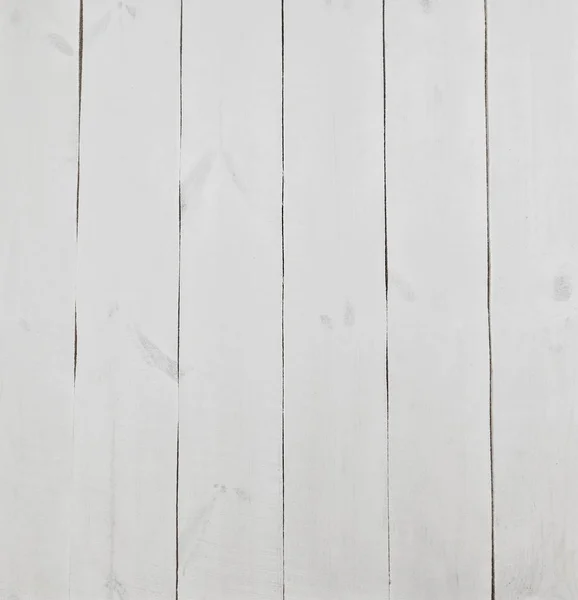 De lege houten witte tafel. De achtergrond van beschilderde planken — Stockfoto