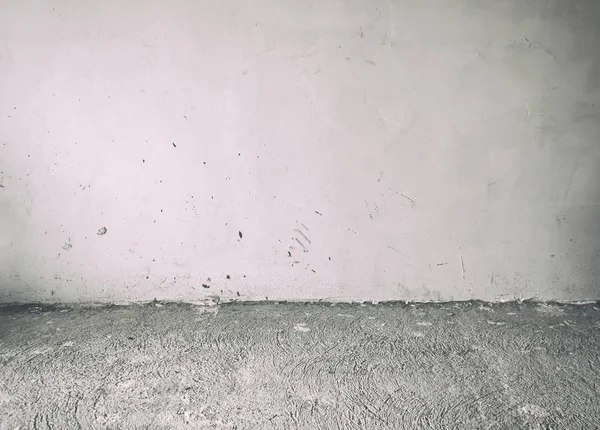 El suelo de hormigón viejo y sucio y la pared gris interior del abando — Foto de Stock