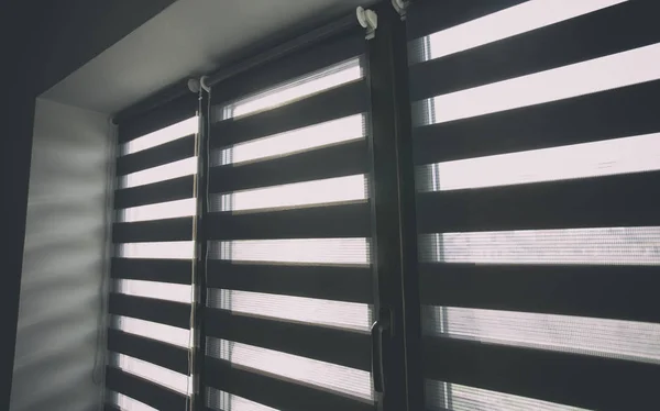 La luz del sol entra en la habitación a través de las persianas —  Fotos de Stock