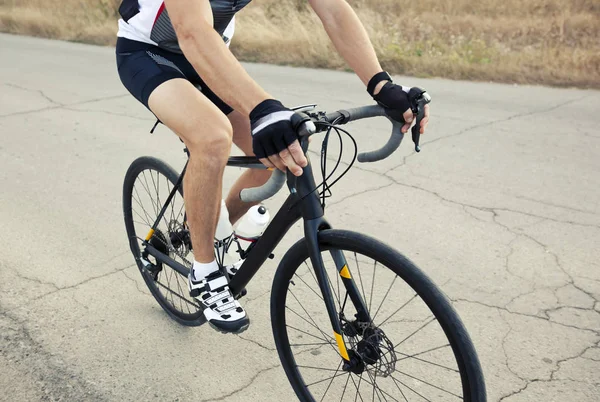 El ciclista está entrenando en su bicicleta de carretera fuera de la ciudad por asp — Foto de Stock