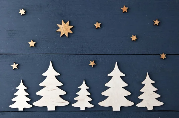 Piękne tło świąteczne z małymi drewnianymi dekoracjami — Zdjęcie stockowe
