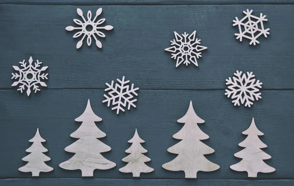 Świąteczna kompozycja z drewnianymi płatkami śniegu nad drzewem — Zdjęcie stockowe