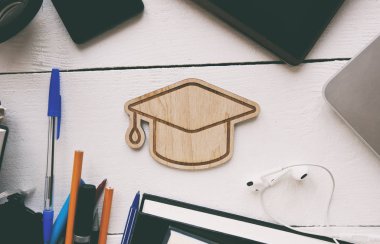 Tahta masada bir sürü farklı eğitim malzemesi var.