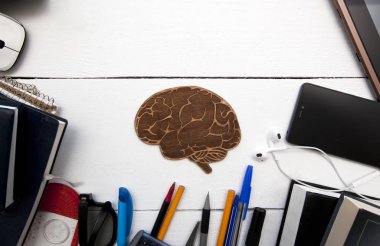  Tahta masada bir sürü farklı eğitim malzemesi var.