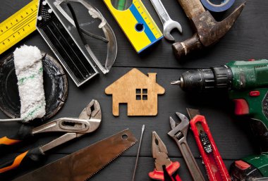 Tahta masada bir sürü farklı rapair ekipmanı var.