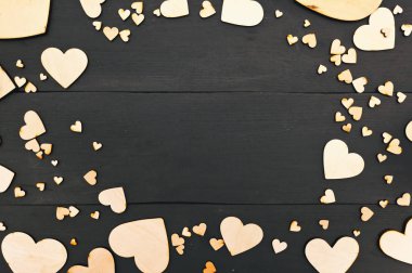 Karanlıkta bir sürü tahta kalbi olan güzel bir arka plan.