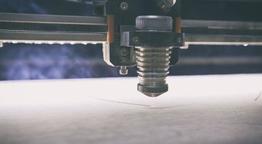 Lazer kesme makinesi tahta kesiyor.