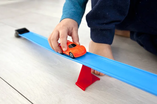 The boy is playing with his toy in room — Stock Photo, Image