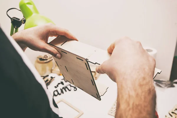 The man is making wooden box from the plywood — Stock Photo, Image