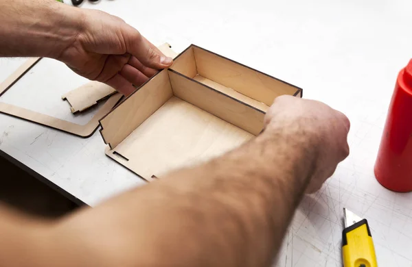 L'uomo sta facendo la scatola di legno dal compensato — Foto Stock