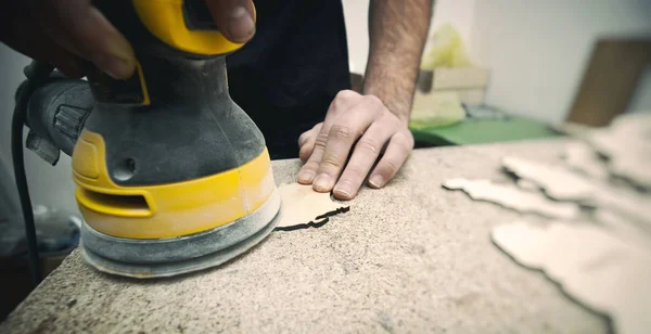 L'uomo sta elaborando con legno dalla lucidatrice — Foto Stock