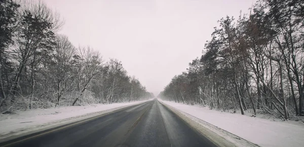 El camino de asfalto en el invierno y el clima de nieve afuera —  Fotos de Stock
