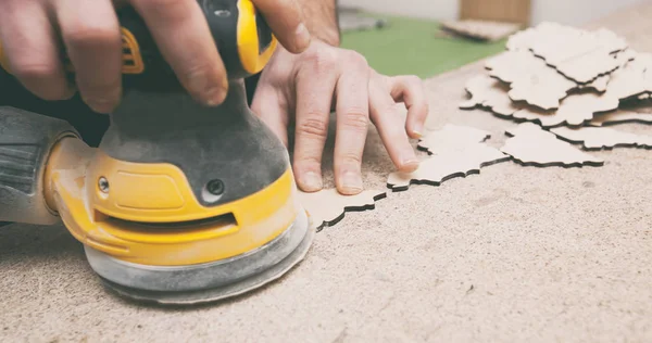 El hombre está procesando con madera mediante la máquina de pulir — Foto de Stock