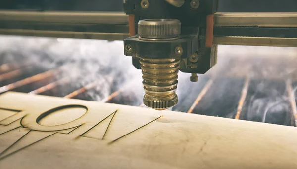 Laserový řezací stroj řeže dřevěné prkno — Stock fotografie