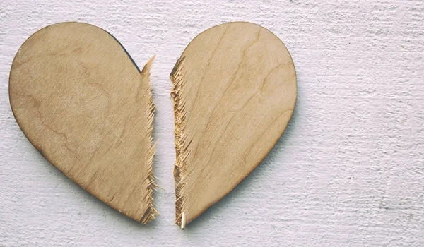 Зламане дерев'яне серце на дерев'яному столі. Концепція диво — стокове фото