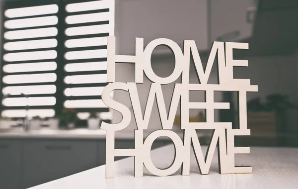 Phrase Home, dolce casa in legno sullo sfondo del kitche — Foto Stock