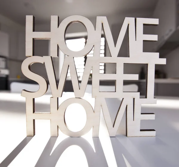 Phrase Home, dolce casa in legno sullo sfondo del kitche — Foto Stock