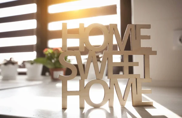 Phrase Home, dolce casa in legno sullo sfondo del kitche — Foto Stock