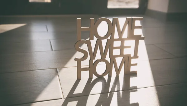 Frase Home, dolce casa fatta di legno sullo sfondo della nuova ho — Foto Stock