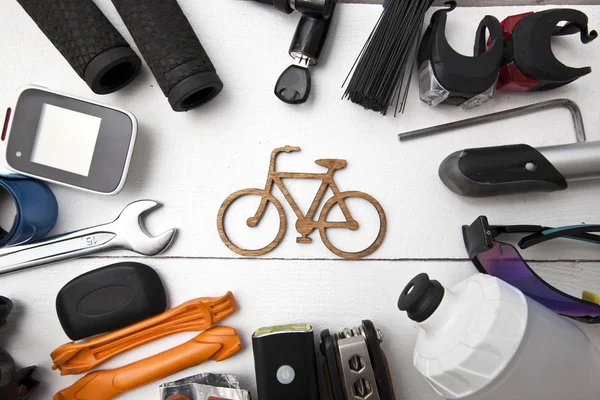 Un sacco di accessori per biciclette diversi sdraiato sul tavolo in legno aro — Foto Stock