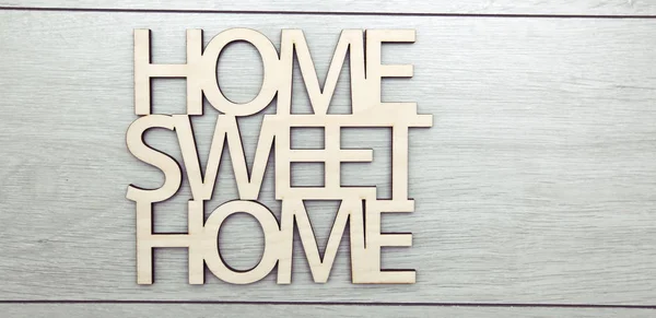 Phrase Home, dolce casa in legno sul pavimento in legno — Foto Stock