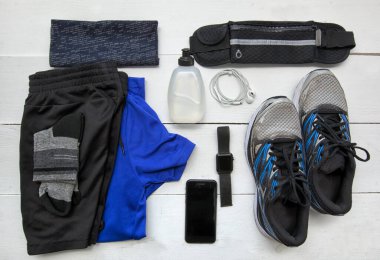 Ahşap bölümde koşmak için giysi ve aksesuarlar.