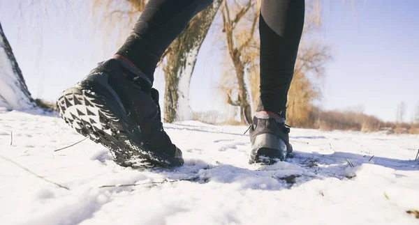 Der Mann in Sportkleidung joggt durch die winterliche Landstraße — Stockfoto