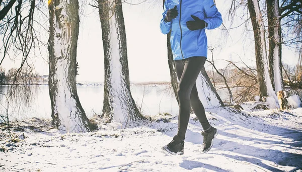 소화전을 벌이는 남자가 겨울의 시골길을 걷고 있습니다 — 스톡 사진