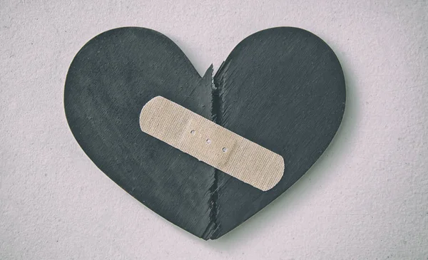 パッチで録音された赤い壊れた木製の心の2つの部分 許しの概念 関係と癒しの更新 — ストック写真
