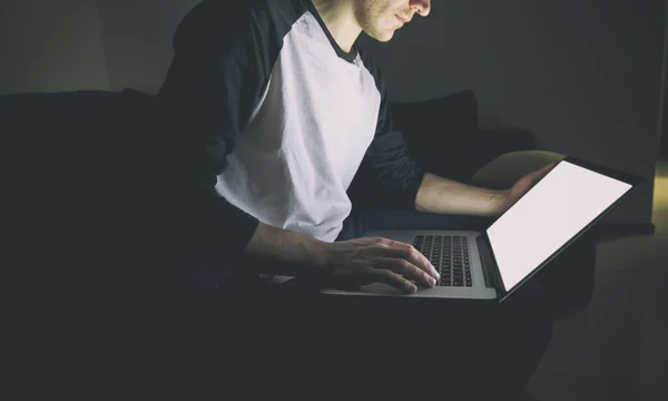 Mladý Muž Sedí Pohovce Moderním Notebookem Večerních Hodinách Surfování Webu — Stock fotografie