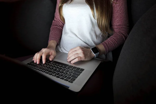 Žena Pracuje Dlouho Noci Pohovce Laptopem — Stock fotografie