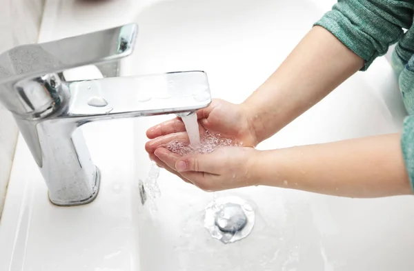 Chico Lava Las Manos Con Jabón Bajo Agua — Foto de Stock