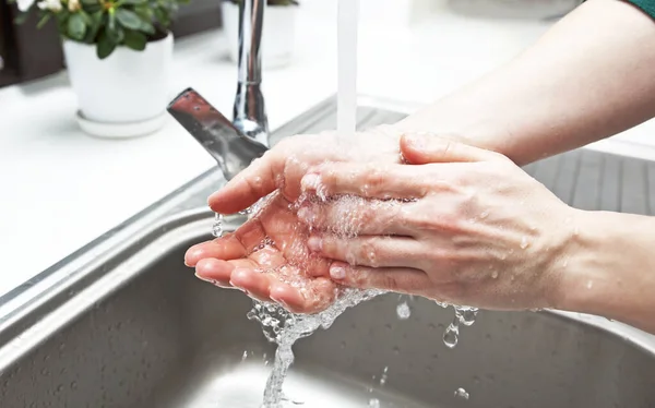 Vrouw Wast Haar Handen Onder Water Haar Keuken — Stockfoto