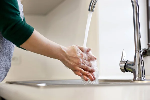 Mulher Está Lavando Mãos Sob Fluxo Água Sua Cozinha — Fotografia de Stock