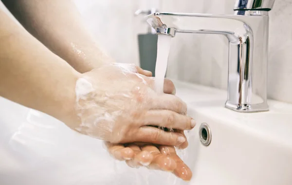 Kadın Banyoda Ellerini Sabunla Yıkıyor — Stok fotoğraf