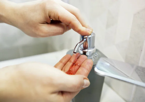 Kobieta Myje Ręce Mydłem Łazience — Zdjęcie stockowe