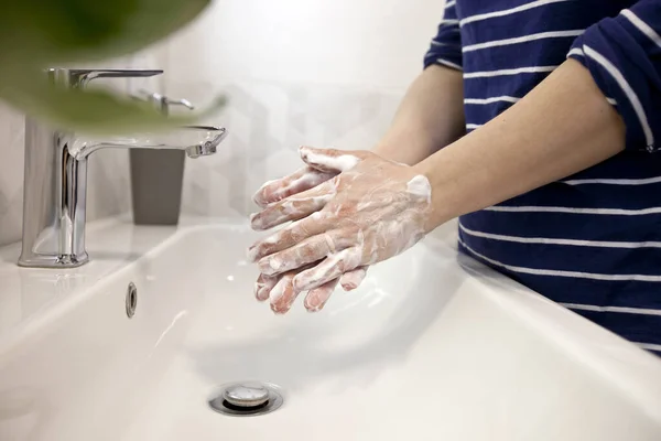 Mujer Lava Las Manos Con Jabón Baño —  Fotos de Stock