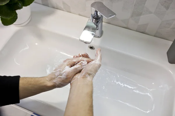 Facet Myje Ręce Mydłem Łazience — Zdjęcie stockowe