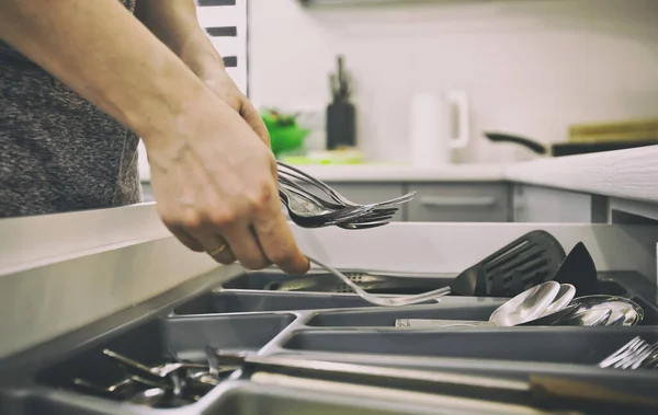 Женщина Забирает Кухонное Оборудование Полки Кухонной Утварью — стоковое фото