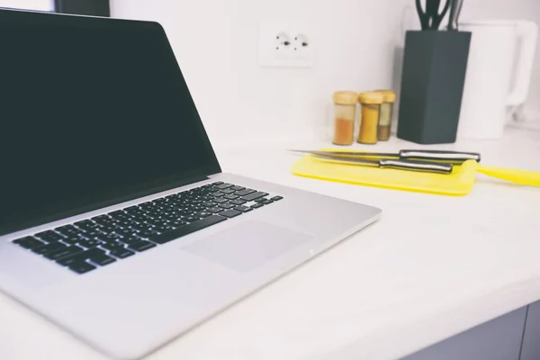 Moderne Laptop Houten Tafel Keuken Concept Van Het Zoeken Naar — Stockfoto