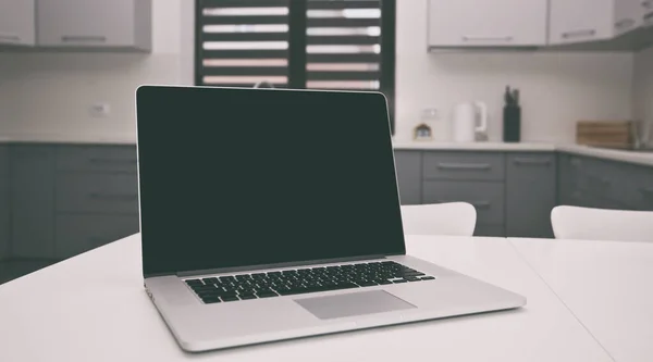 Moderne Laptop Houten Tafel Keuken Concept Van Het Zoeken Naar — Stockfoto