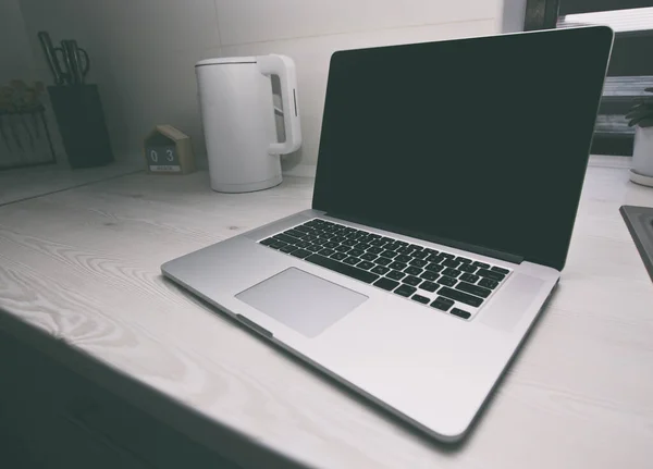 Moderne Laptop Houten Tafel Keuken Concept Van Het Zoeken Naar — Stockfoto