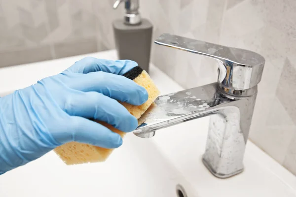 Jonge Vrouw Maakt Kraan Schoon Badkamer — Stockfoto