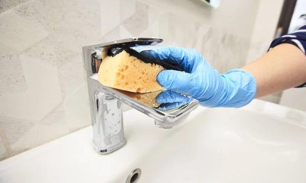 Joven Está Limpiando Grifo Baño —  Fotos de Stock