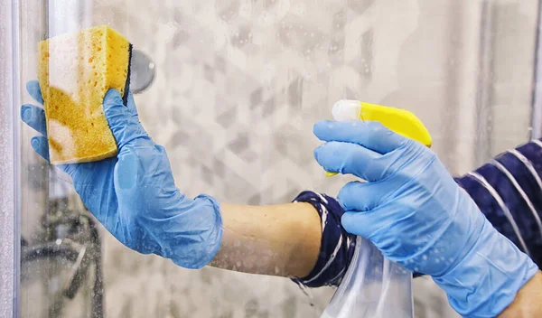 Jonge Vrouw Maakt Het Glas Schoon Douchecabine — Stockfoto